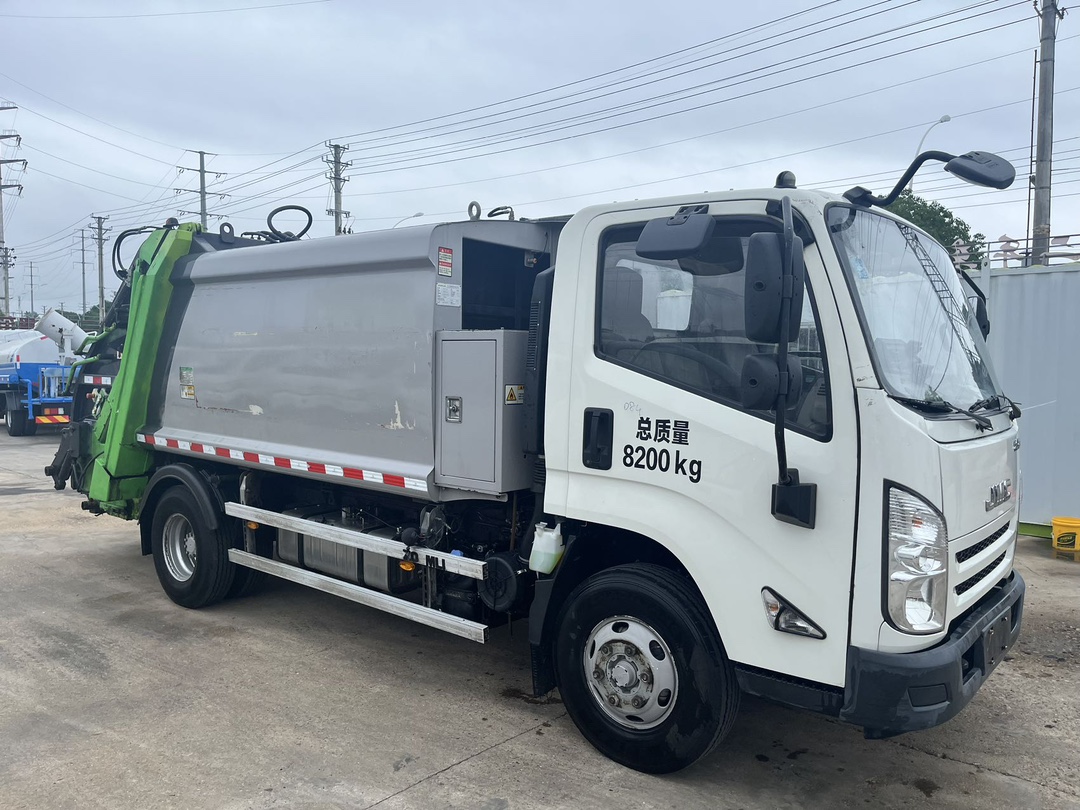 二手國六中聯6方壓縮垃圾車 2??年份：2021年5月 3??發動機：江鈴152馬力，國六 4??底盤配置：江鈴凱運底盤，3360軸距，750鋼絲胎，五檔變速箱